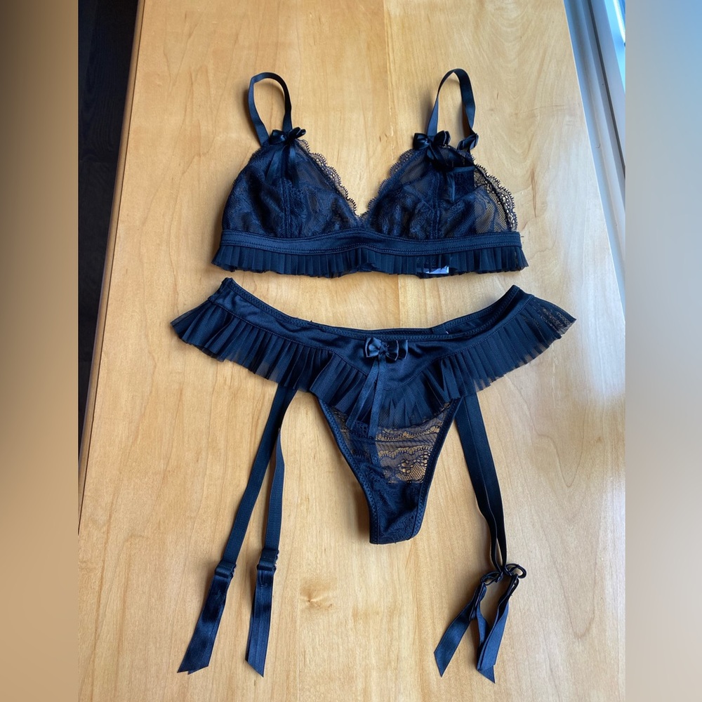 NWOT bra & garter belt matching set